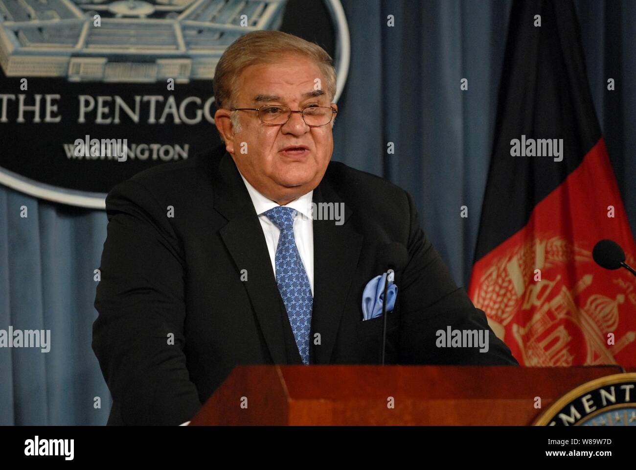 Afghan Ministro della difesa Gen. Abdul Rahim Wardak risponde ad un reporter la questione nel corso di un briefing al Pentagono sulla sicurezza in corso e le azioni di formazione in Afghanistan il 18 ottobre 2007. Foto Stock