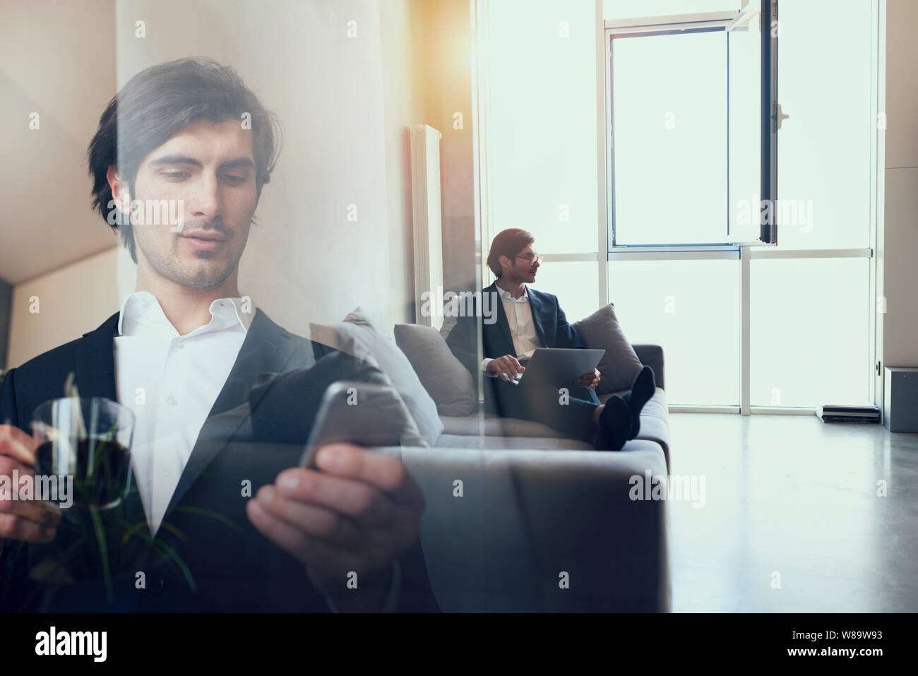 Imprenditore lavora con il suo smartphone in ufficio. doppia esposizione. Foto Stock