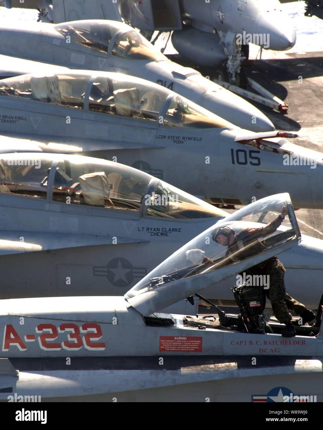 Un U.S. Marine assegnato al Marine Fighter Attack Squadron 232 lavaggi la tettoia di un F/A-18A Hornet aeromobile sul ponte di volo dell'energia nucleare portaerei USS Nimitz CVN (68) il 16 aprile 2008. La Nimitz è in corso nell'Oceano Pacifico operando come parte degli Stati Uniti 7a flotta. Foto Stock