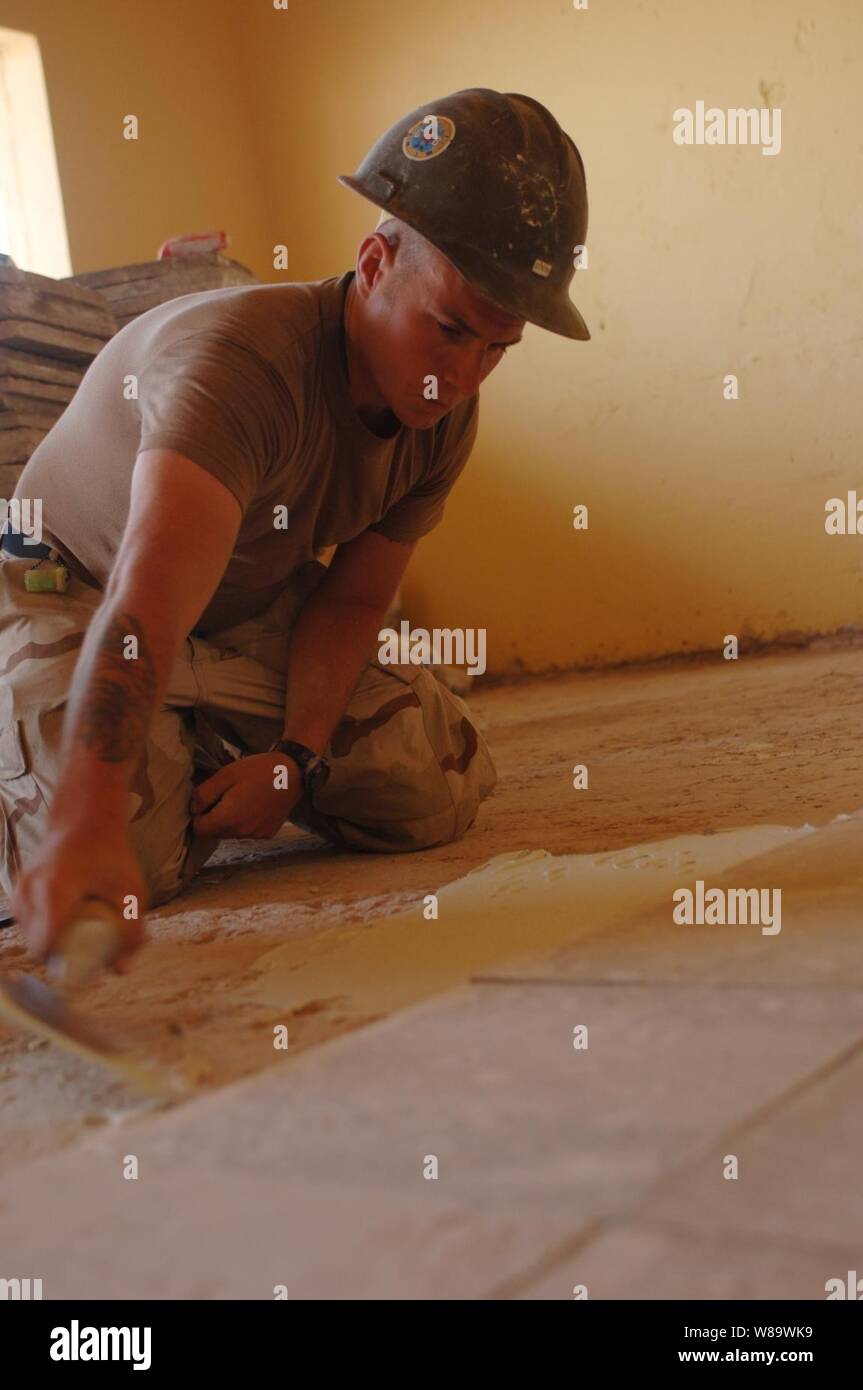 Un U.S. Navy Steelworker Petty Officer di terza classe Patrick Dixon, assegnato alla Naval Mobile Battaglione di costruzione 74, si applica a Malta il pianale a livello del Abadir Scuola primaria ad Addis Abeba, Etiopia, il 21 maggio 2008. La Seabees stanno ristrutturando il bagno schoolís facility, tetto, una parete, soffitto, impianti idraulici e sistemi elettrici come parte di una Combined Joint Task Force - Corno d Africa progetto. Foto Stock