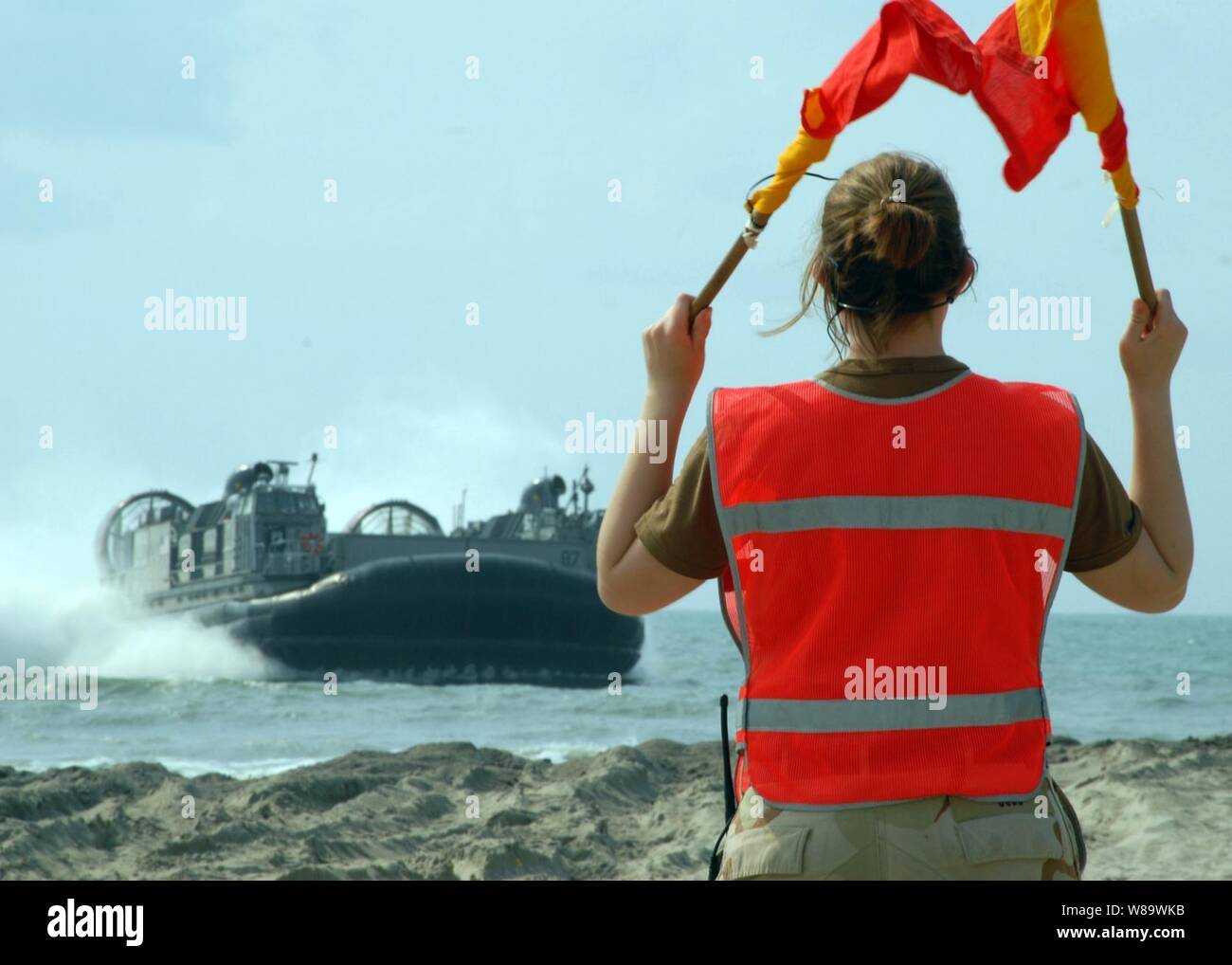 Stati Uniti Navy Seaman Krystal Cobb, un maresciallo di rampa per la spiaggia unità master 2, dirige una Landing Craft Air Cushion da assalto unità artigianali 4 sulla spiaggia il Camp Lejeune, N.C., per il trasporto dei Marines e delle attrezzature per l'assalto anfibio nave USS Iwo Jima (LHD 7) maggio su 8, 2008. L'Iwo Jima è che partecipano all'Iwo Jima Expeditionary Strike gruppo esercizio di integrazione. Foto Stock