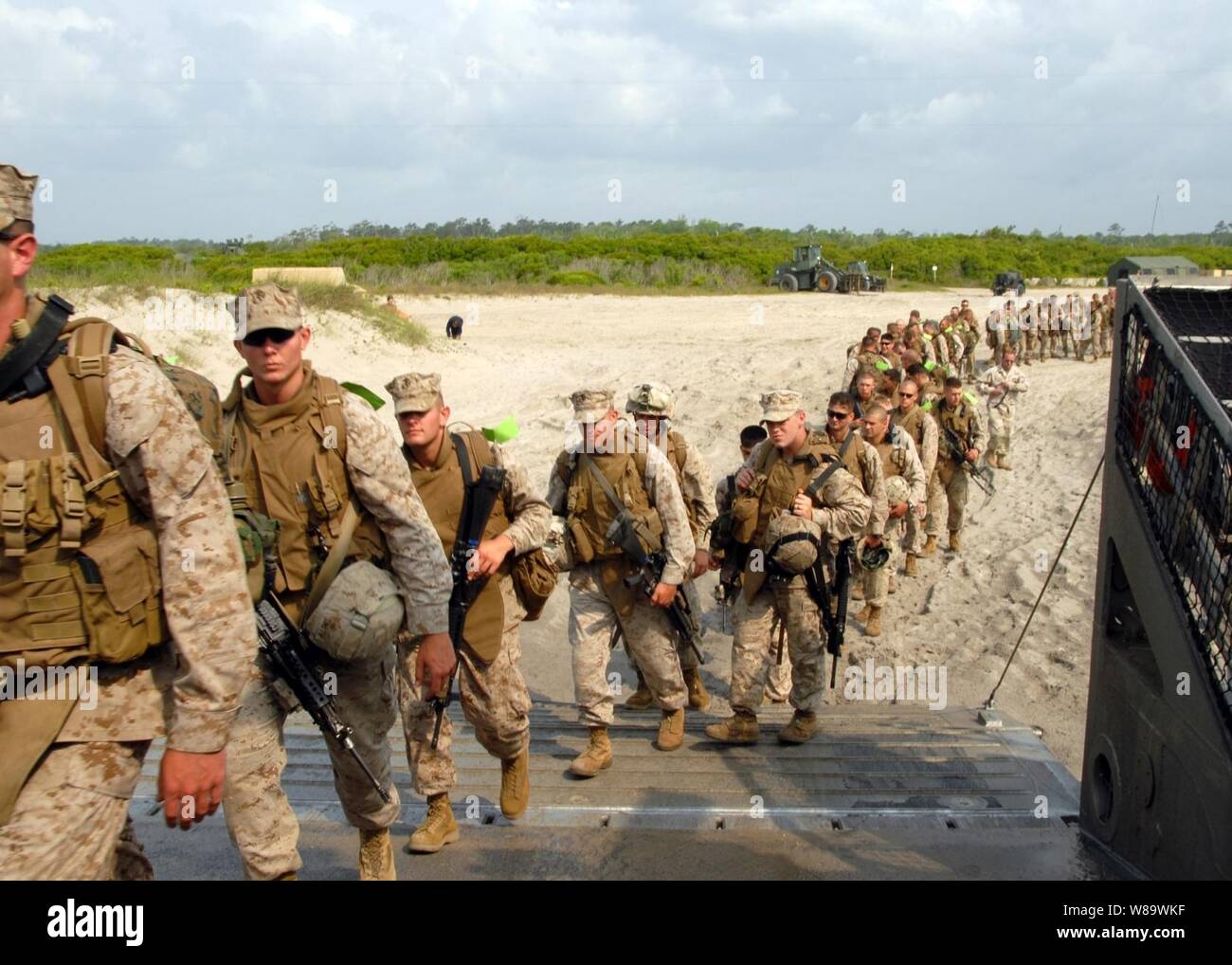 Stati Uniti Marines assegnato al XXVI Marine Expeditionary Unit intraprendere una Landing Craft Air Cushion da assalto Craft unità 4 di Camp Lejeune, N.C., per il trasporto all'assalto anfibio nave USS Iwo Jima (LHD 7) maggio su 8, 2008. L'Iwo Jima è che partecipano all'Iwo Jima Expeditionary Strike gruppo esercizio di integrazione. Foto Stock