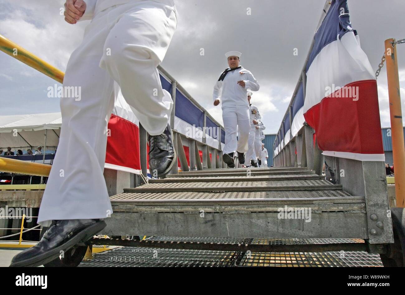 Stati Uniti I marinai della marina militare 'nave' e ufficialmente portare il nuovissimo Virginia-class attacco nucleare sommergibile USS North Carolina (SSN 777) alla vita durante la sua messa in funzione di una cerimonia in Wilmington, N.C., il 3 maggio 2008. La Carolina del Nord è la quarta Virginia-class sommergibile per essere commissionato e il primo grande U.S. Navy combattente classe vaso progettato con la post-guerra fredda sicurezza ambiente in mente. Carolina del nord verrà a casa ported a Groton, Connecticut, come membro dell'U.S. Flotta Atlantica. Foto Stock