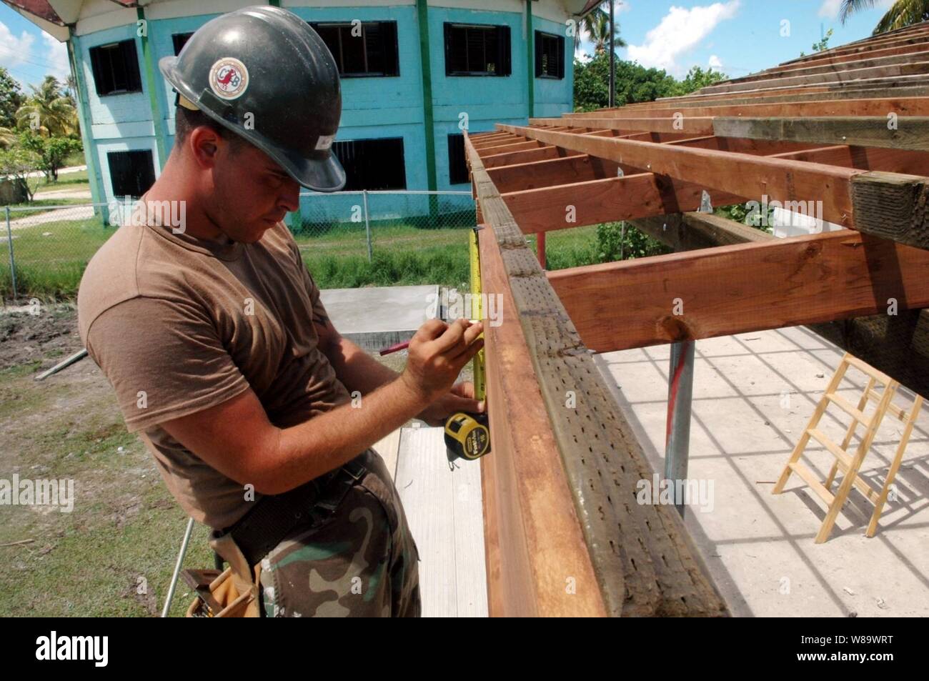 Stati Uniti Navy Seabee Steven Cline, del Navy Mobile Battaglione di costruzione 133, effettua le regolazioni durante la ricostruzione del Mwan scuola elementare come parte di un'ingegneria civile Programma d'azione in Chuuk, Micronesia, su agosto 23, 2008. Pacific Partnership è un esercizio che prevede le comunità locali con vari medici, dentistici e ingegneria azione civica programmi incentrati su assistenza umanitaria. Foto Stock