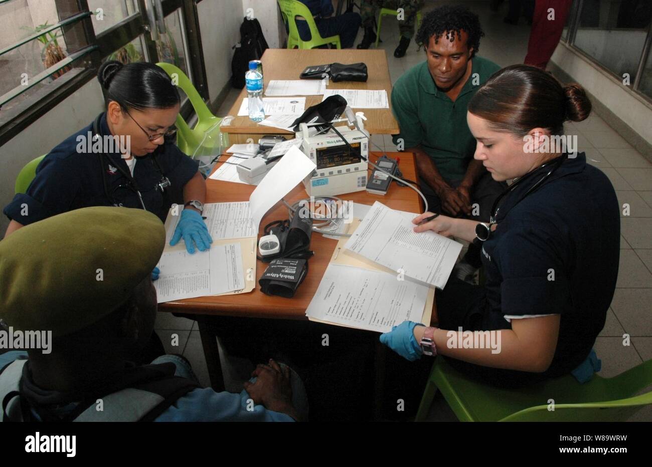 Stati Uniti Navy Sottufficiali di terza classe Reneline llama e Ashley Kilgore controllare i segni vitali dei pazienti prima di fare riferimento a loro per la USNS misericordia (T-AH 19) per trattamento durante un dispositivo chirurgico per la proiezione a Port Moresby General Hospital di Port Moresby, Papua Nuova Guinea, il 5 agosto 2008. La misericordia è in Papua Nuova Guinea per Pacific Partnership 2008, una multinazionale di esercizio con la partecipazione di organizzazioni non governative e servizi comuni, fornendo le comunità locali con vari medici, dentistici e servizi di ingegneria. Foto Stock