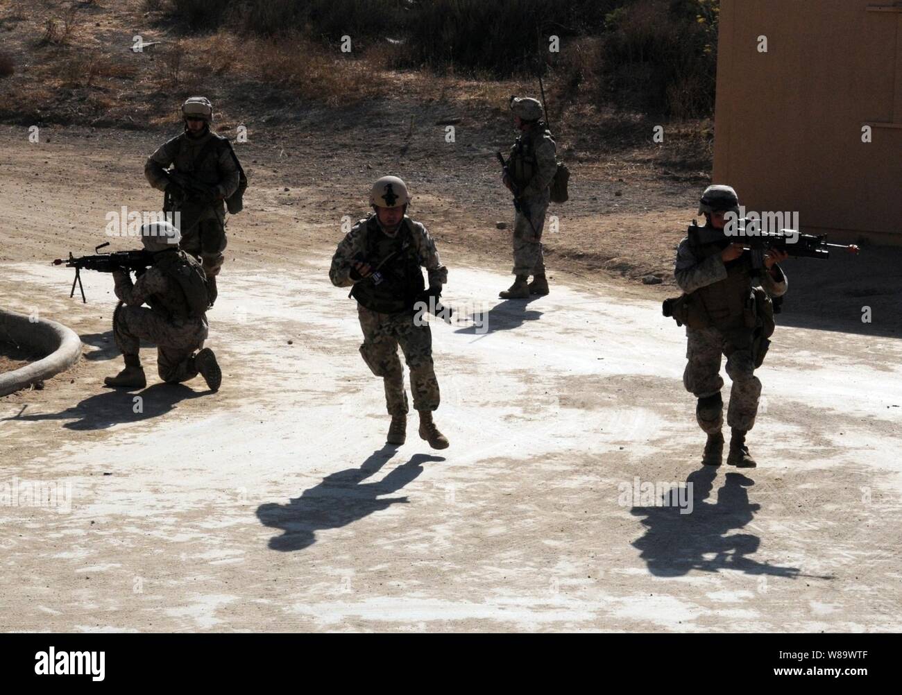 Stati Uniti Marines dalla società Eco, 2° Battaglione, 1° Divisione Marine spostare da punto a punto durante una guerriglia urbana sessione di allenamento come parte di un esercizio di simulazione di città, conosciuta come città di combattimento, a Camp Pendleton, California, su agosto 12, 2008. Foto Stock