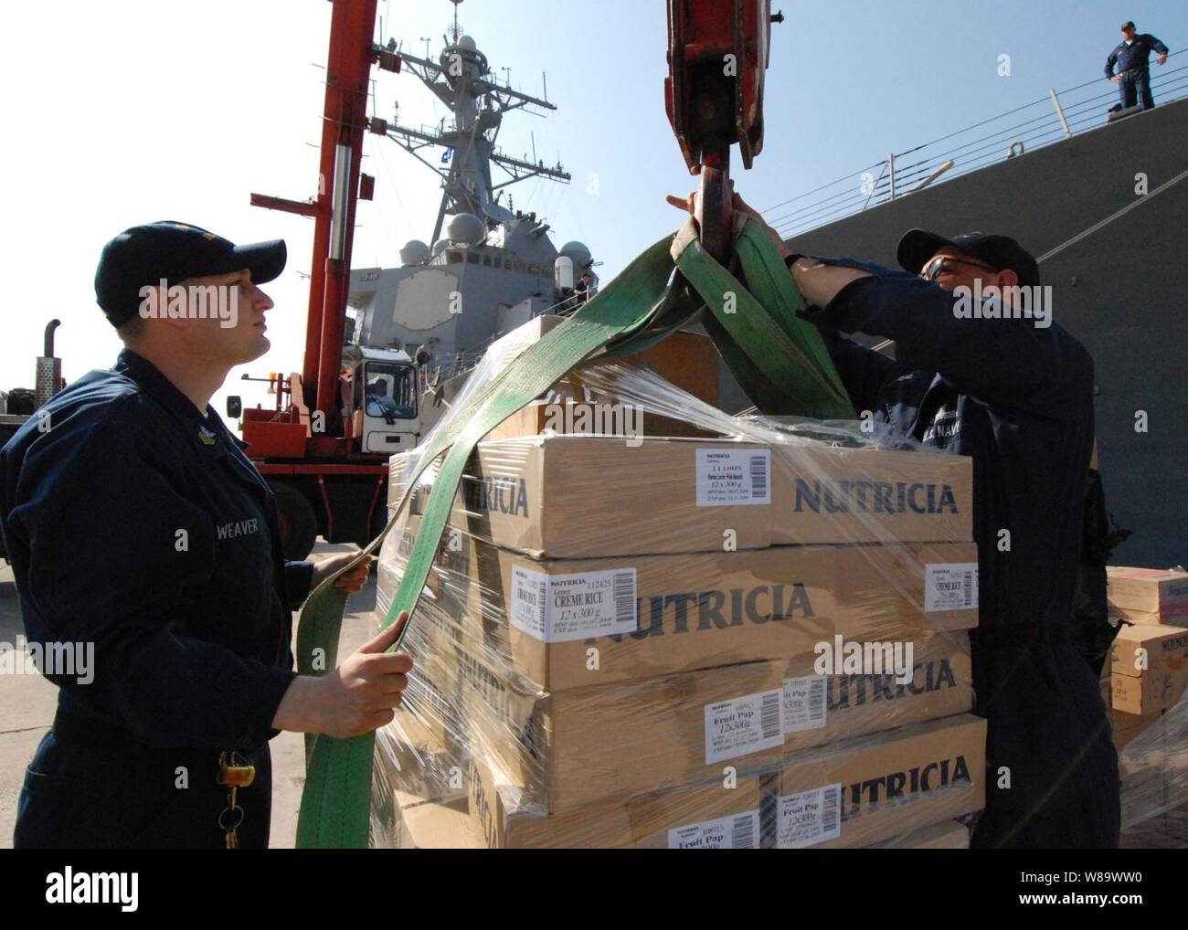 Stati Uniti Navy Petty Officer 1. Classe Jeff Weaver e sottufficiali di seconda classe Gary Smith preparare la fornitura di aiuti umanitari in Souda Bay, Creta, di essere caricato a bordo della USS McFaul (DDG 74) sul 20 agosto, 2008. Circa 55 tonnellate di aiuti umanitari è caricata per la spedizione alla Georgia. Foto Stock