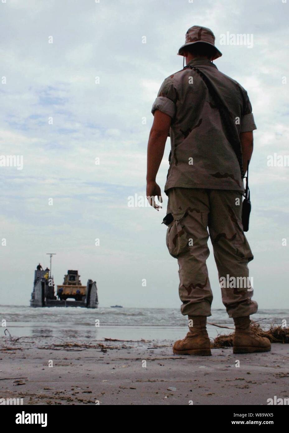 Stati Uniti Marina di Boatswain Mate marinaio Gregorio Newland dirige una utility landing craft dall'assalto anfibio nave USS Nassau (LHA 4) sulla spiaggia vicino al porto di Galveston in Texas, sul Sett. 18, 2008. Il Nassau è ancorata al largo della costa di Galveston in Texas, per eseguire il rendering di assistenza ad altre organizzazioni militari e civili distribuito come supporto di Hurricane Ike soccorsi. Foto Stock