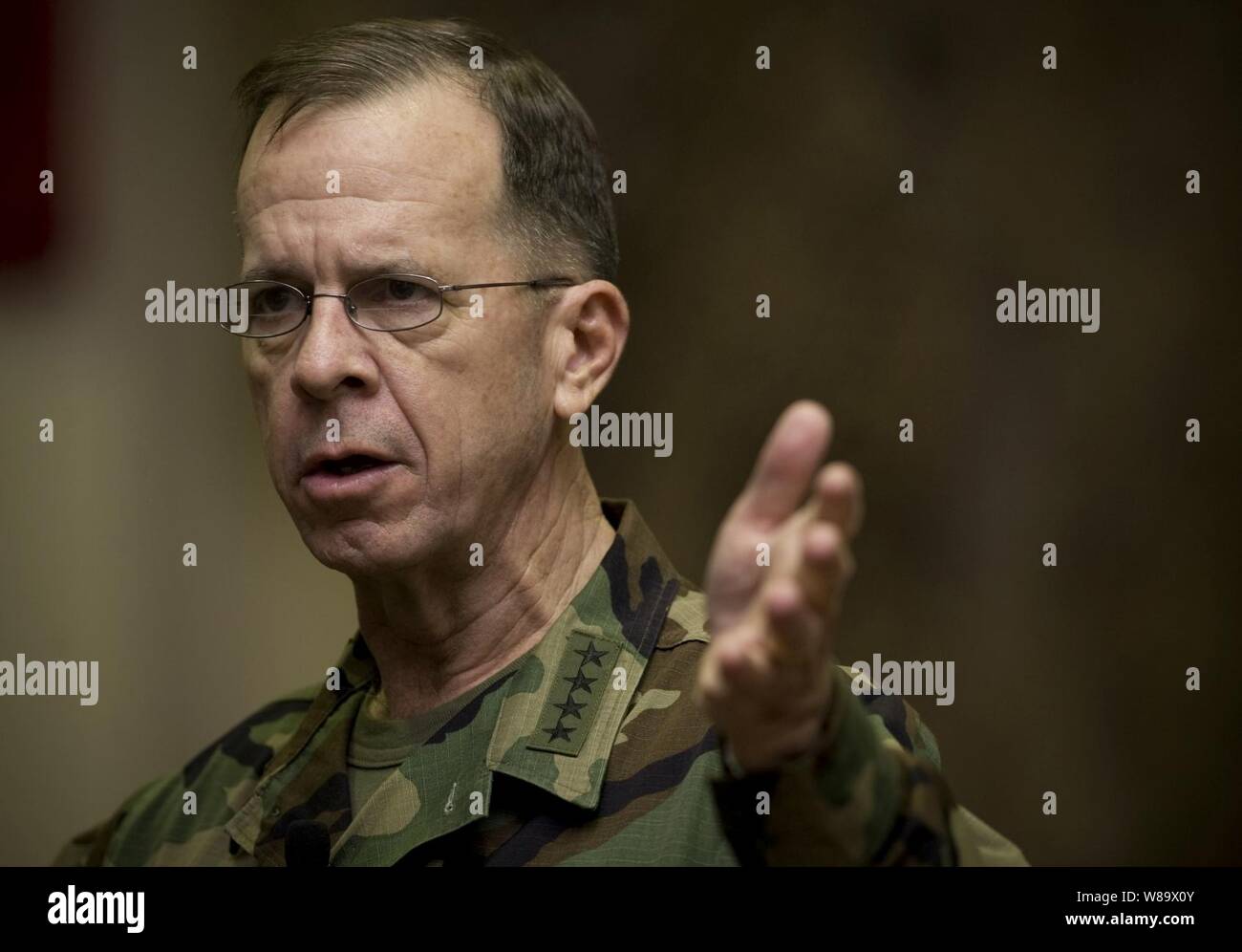 Presidente del Comune di capi di Stato Maggiore Adm. Mike Mullen, U.S. Navy, servizio di indirizzi di membri assegnati per gli Stati Uniti Il Comando Operazioni Speciali a MacDill Air Force Base a Tampa, Florida, il 31 ott. 2008. Foto Stock