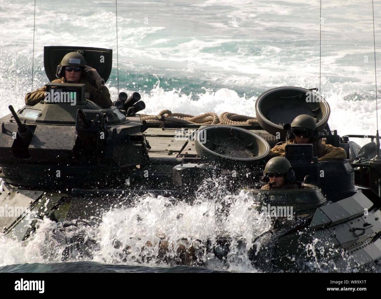 Un assalto anfibio veicolo assegnato al XXVI Marine Expeditionary Unit manovre verso il dock anfibio sbarco nave USS Carter Hall (LSD 50) mentre è in corso nel Golfo Persico su nov. 28, 2008. Il Carter Hall è distribuito negli Stati Uniti Quinta Flotta area di responsabilità con il Iwo Jima Expeditionary Strike gruppo. Foto Stock