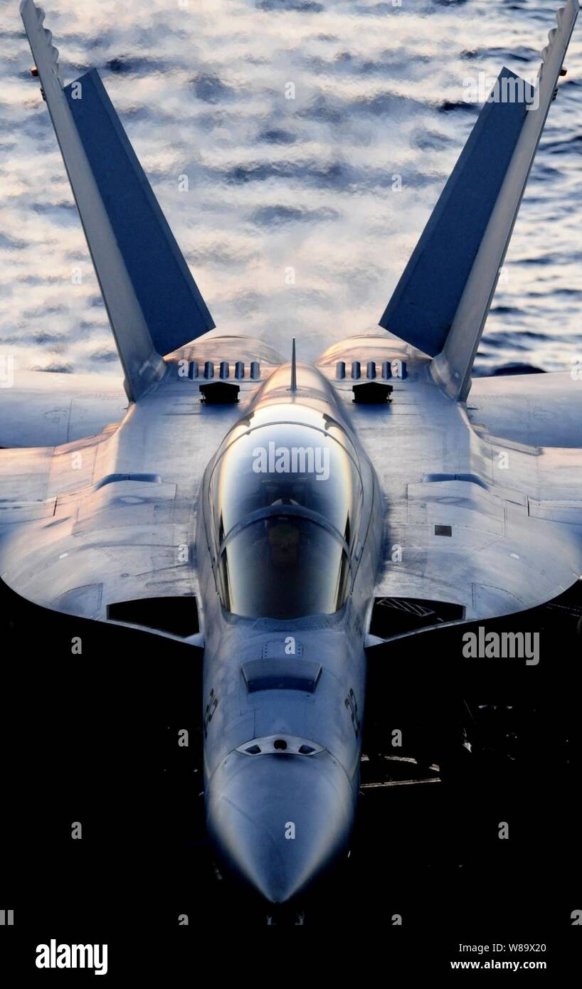 Un F/A-18F Super Hornet aeromobile assegnati a Strike Fighter Squadron 213 si prepara a lanciare dal ponte di volo della portaerei USS Theodore Roosevelt CVN (71) mentre è in corso nel Golfo di Oman su nov. 3, 2008. La portaerei e avviato Carrier aria Wing 8 stanno conducendo operazioni in la Quinta Flotta area di responsabilità. Foto Stock