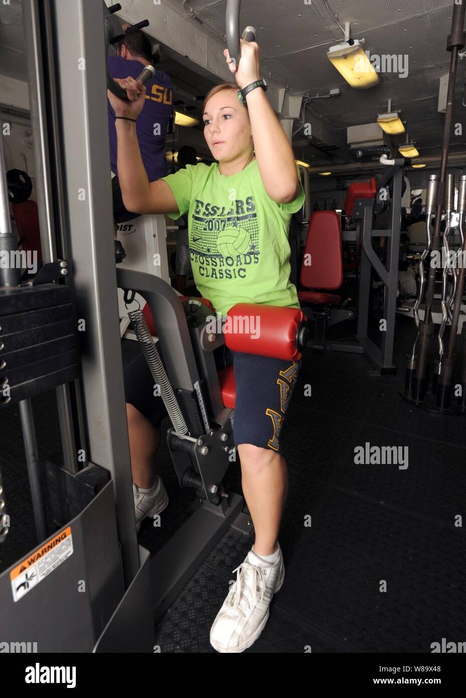 Stati Uniti Navy Airman Tabitha Honnold lavora in palestra a bordo della portaerei USS Theodore Roosevelt CVN (71) in corso nel Golfo di Oman a gennaio 15, 2009. La nave e il Carrier aria Wing 8 stanno conducendo le operazioni negli Stati Uniti Quinta Flotta area di responsabilità. Foto Stock