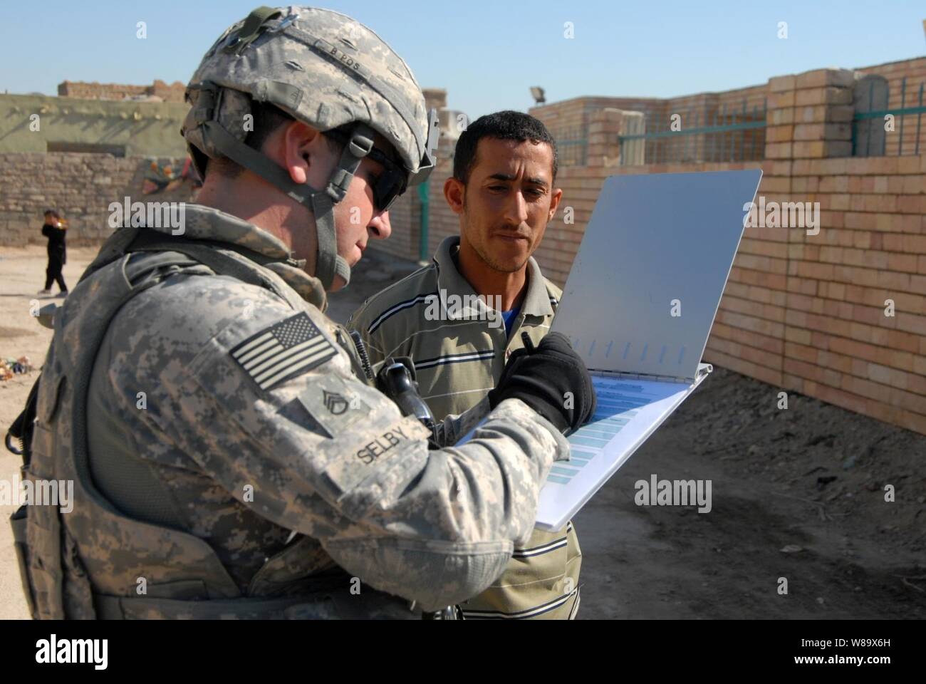 Stati Uniti Il personale dell'esercito Sgt. David Selby della seconda Brigata Team di combattimento, 4a Divisione di Fanteria conduce una post-elettorale nel sondaggio Iman, Iraq, nel febbraio 3, 2009. Foto Stock