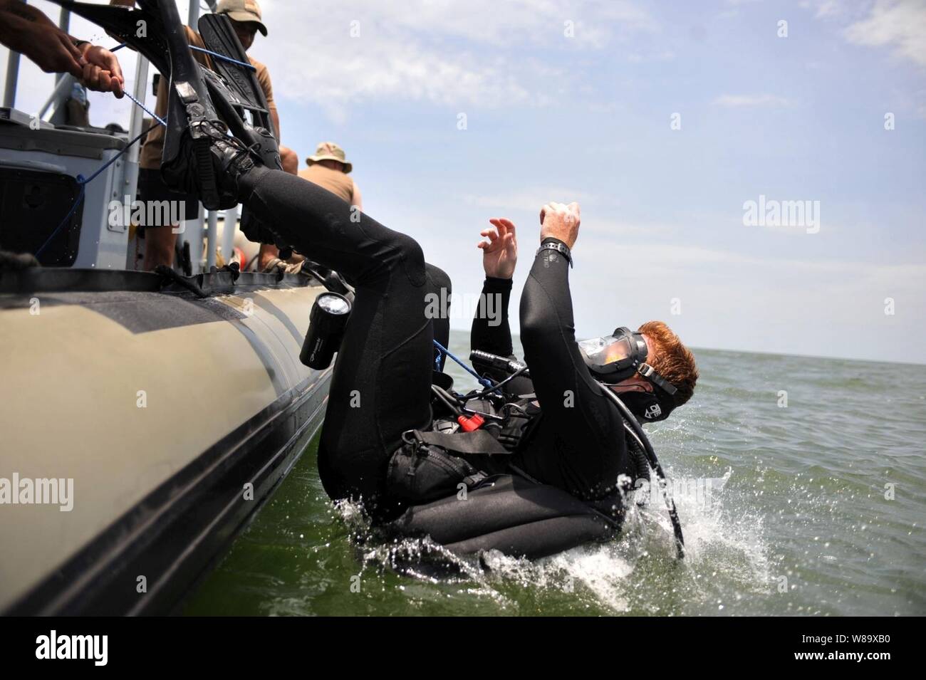 Stati Uniti Navy Petty Officer 2a classe Giovanni Handrahan dall'eliminazione degli ordigni esplosivi unità mobile 8 immersioni nel lago Victoria durante una ricerca e le operazioni di ripristino in Entebbe, Uganda, 28 marzo 2009. Il gruppo sta lavorando con Combined Joint Task Force-Horn dell Africa e il governo dell'Uganda per condurre la ricerca e operazioni di recupero di resti umani e di volo di registratori di dati dal relitto di un Ilyushin 76 aerei per il trasporto di passeggeri che si è schiantato in Lake Victoria il 9 marzo 2009. Foto Stock