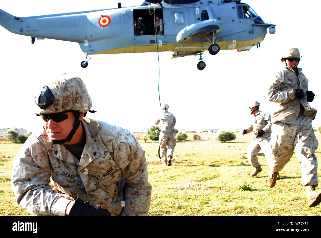 Stati Uniti Marine Corps Lance Cpl. Greg Deane (sinistra) dalla flotta antiterrorismo Support Team Europa prende posizione dopo fast roping da una marina spagnola SH-3 Sea King elicottero in preparazione per esercitare Phoenix Express 2009 il 2 aprile 2009. Phoenix Express è un semi-annuale di esercizio che include la Comunità e le nazioni africane e aiuta ad accrescere l'interoperabilità mediante lo sviluppo individuale e collettivo di abilità marittima delle nazioni partecipanti, come pure la promozione di amicizia, la comprensione reciproca e la cooperazione. Foto Stock