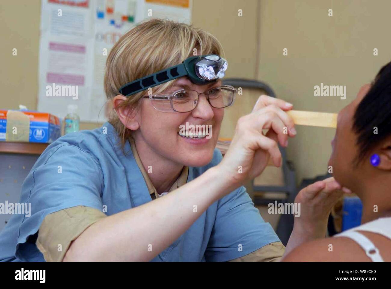 Stati Uniti Navy Lt. La Cmdr. Gayle Kostyack, un servizio sanitario pubblico di igienista dentale, esegue un esame orale su un paziente a bordo del militare comando Sealift nave ospedale USNS Comfort (T-AH 20) a Santo Domingo, Repubblica Dominicana, a sostegno della prosecuzione promessa 2009 il 27 aprile 2009. Il comfort è installato come parte delle quattro mesi di aiuti umanitari e di assistenza civica missione in America Latina e nei Caraibi. Foto Stock