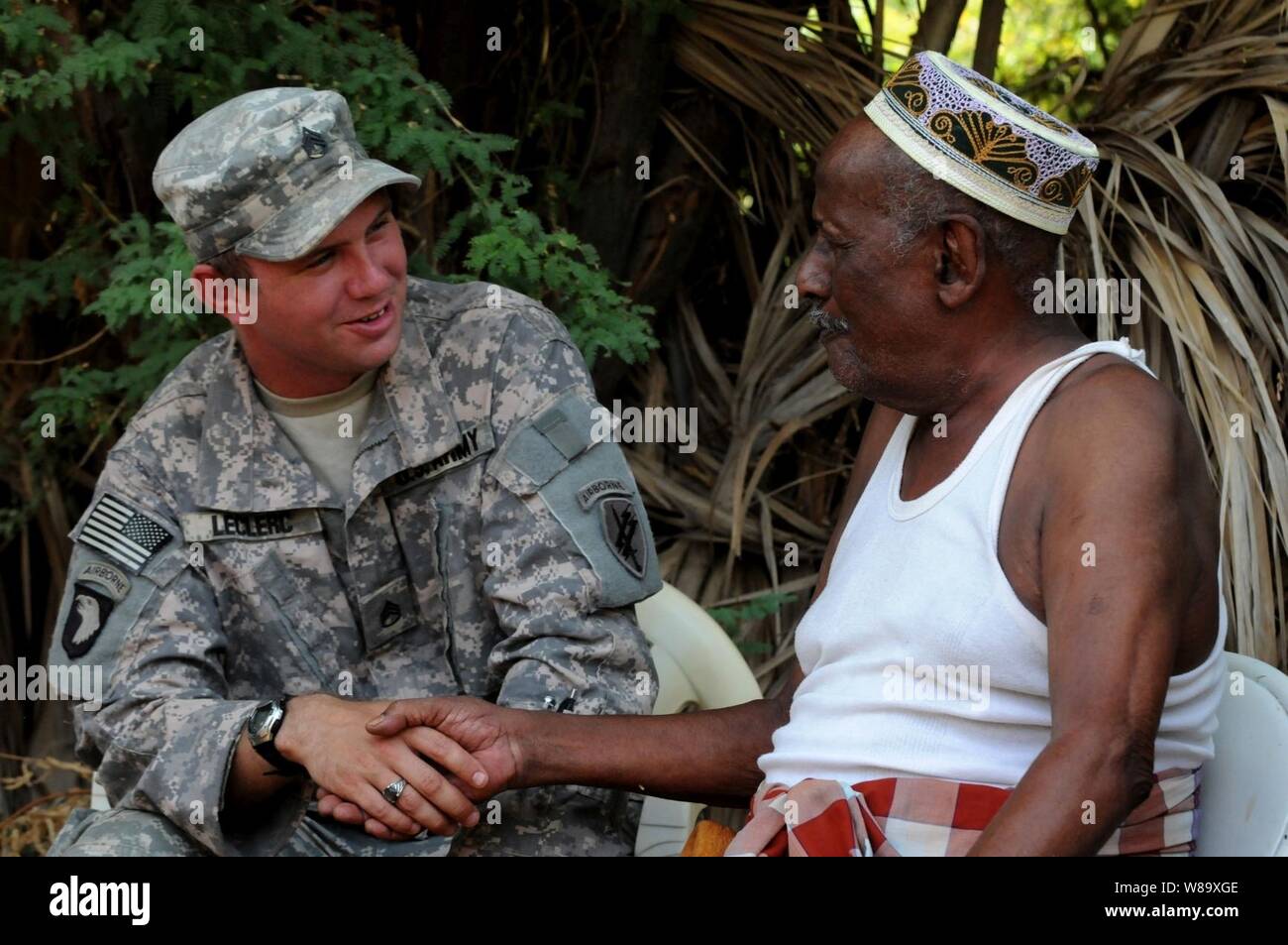 Abitante del Gibuti Grande Douda (paese) Chief Ali discute gli affari del villaggio con gli Stati Uniti Il personale dell'esercito Sgt. Daniel Le Clerc assegnato alla 414th gli affari civili battaglione, con Combined Joint Task Force-Horn dell Africa a Gibuti il 27 maggio 2009. Foto Stock