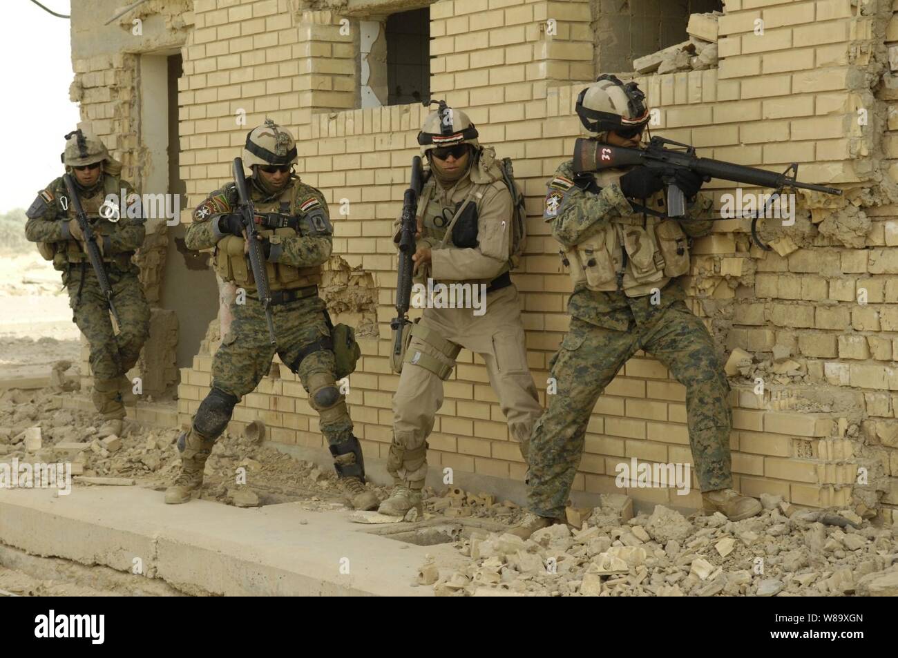 Soldati iracheni preparati a entrare in una casa durante una formazione congiunta esercizio vicino Bahbahani, Iraq, il 6 giugno 2009. L'esercizio viene condotta con gli Stati Uniti I soldati dell esercito dalla società Eco, quinto reggimento di cavalleria, 172nd della brigata di fanteria. Foto Stock