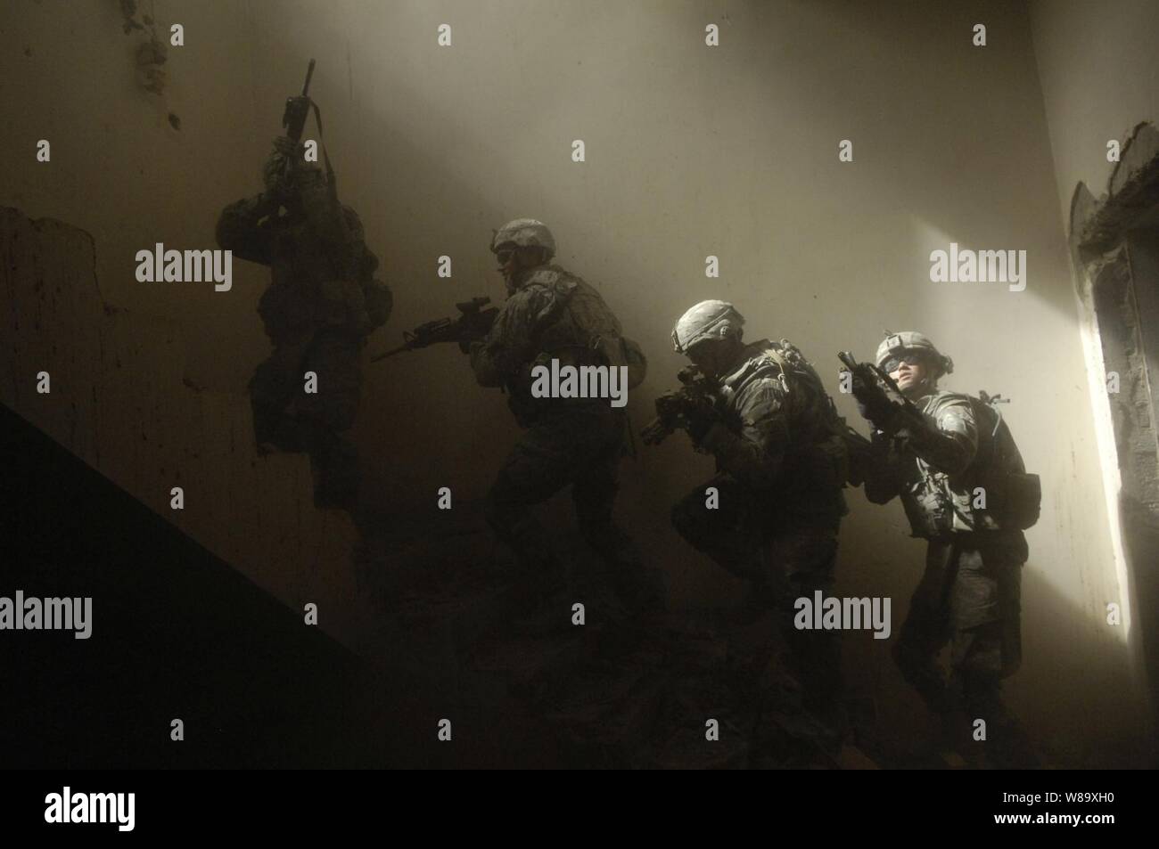 Stati Uniti I soldati dell esercito con società di Echo, quinto reggimento di cavalleria, 172nd della brigata di fanteria preparare per cancellare una scala durante un allenamento combinato esercizio con soldati iracheni nei pressi di Bahbahani, Iraq, il 6 giugno 2009. Foto Stock