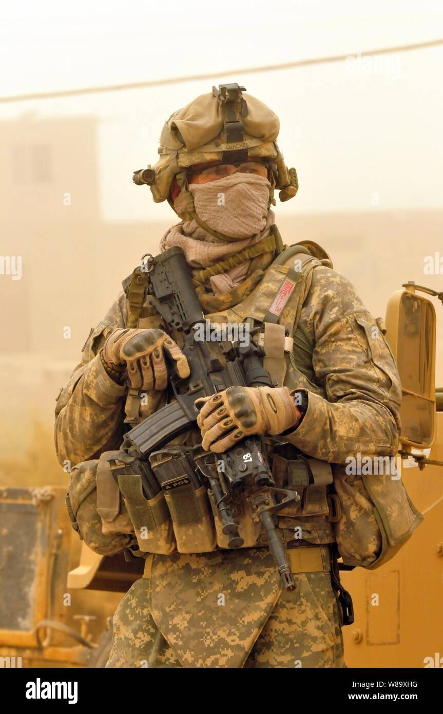 Un U.S. Soldato dell'esercito con il primo squadrone, 150° reggimento di cavalleria, trentesimo Heavy Brigade Combat Team, 1a divisione di cavalleria indossa una maschera per proteggere se stesso da una tempesta di polvere di Baghdad, Iraq, il 27 giugno 2009. Foto Stock