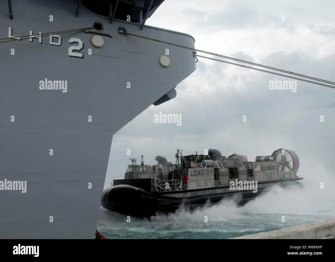 Landing Craft cuscino d'aria 21, noto anche come un LCAC, dal distacco Western Pacific Assault Craft unità 5, entra il bene ponte dell'assalto anfibio nave USS Essex (LHD 2) mentre nel porto di Yokosuka, Giappone, il 14 giugno 2009. Stati Uniti Marines con il trentunesimo Marine Expeditionary Unit sono di salire in Essex in preparazione per la distribuzione per il talismano Sabre 2009, che è una biennale, giunto, esercizio combinato sponsorizzato da U.S. Pacifico Comando e l'Australian Defence Force che si concentra sulla pianificazione e esecuzione di contingenza le operazioni di risposta. Foto Stock