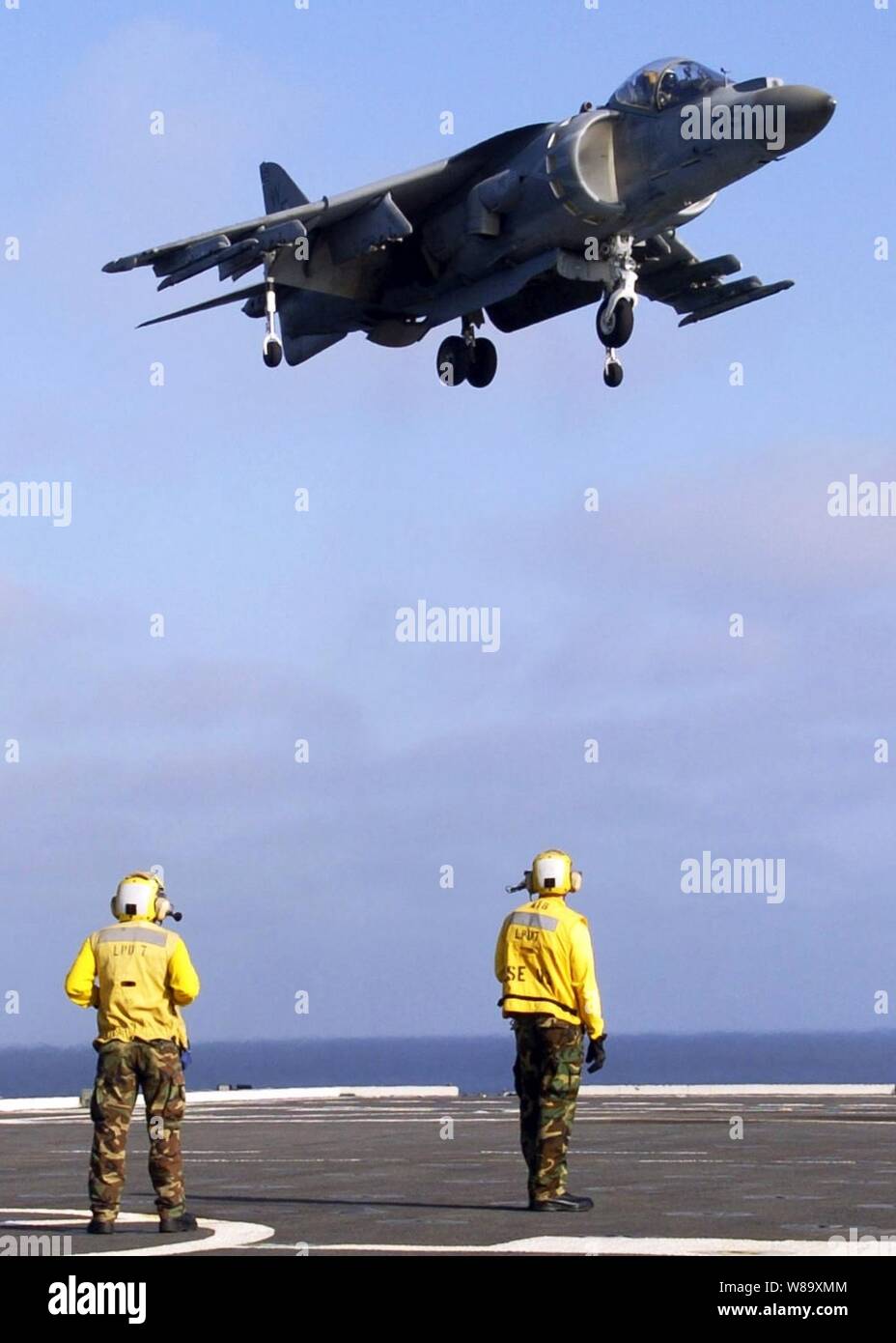 Un U.S. Marine Corps AV-8B Harrier aeromobili, assegnato a mezzo marino elicottero Squadron 166, decolla dal trasporto anfibio dock nave USS Cleveland (LPD 7) in corso nell'Oceano Pacifico sulla luglio 26, 2009. La Cleveland, assegnato al Bonhomme Richard anfibio gruppo Readiness, sta conducendo un composito unità di addestramento esercizio in preparazione per una distribuzione all'Oceano Pacifico occidentale entro la fine di quest'anno. Foto Stock