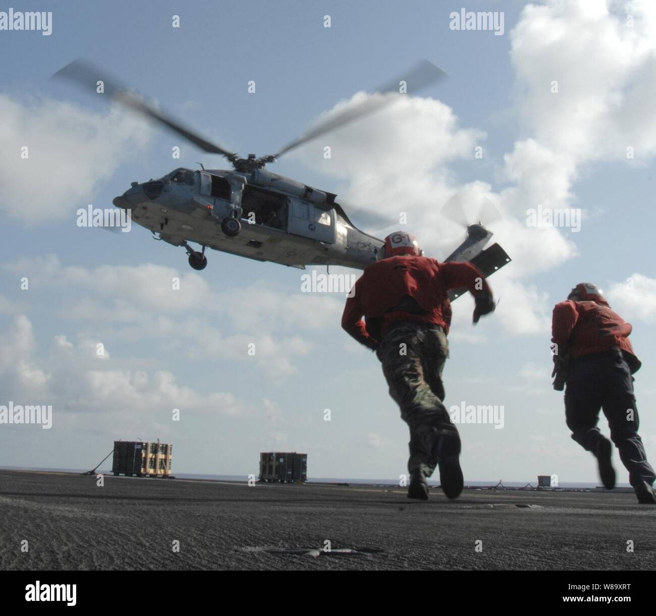 Stati Uniti I marinai della marina militare a bordo della portaerei USS Harry Truman (CVN 75) prepararsi a ricevere forniture da carico secco munizioni-nave USNS alimentazione (T-AOE 6) nell'Oceano Atlantico su agosto 27, 2009. Il Truman è in corso la conduzione di qualifiche. Foto Stock