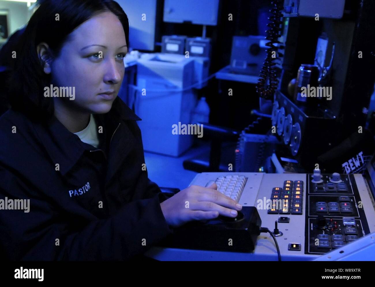 Stati Uniti Navy Seaman Jennifer Pastore si erge guarda all'UN/SLQ-32 electronic warfare system nel combattere information center a bordo del 7° comando flotta nave USS Blue Ridge (LCC 19) in corso nell'Oceano Pacifico sulla ott. 19, 2009. La Blue Ridge serve sotto il comandante, Expeditionary Strike gruppo 7/Task Force 76, la marina è solo avanti-dispiegata la Forza anfibia, ed è il fiore all' occhiello del comandante, U.S. 7a flotta. Foto Stock