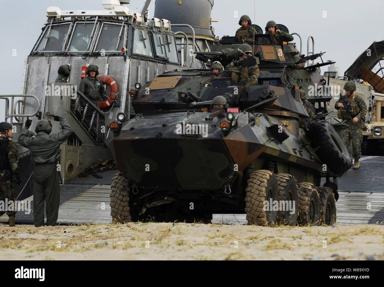 Stati Uniti Marines assegnato al trentunesimo Marine Expeditionary Unit di scarico di veicoli d'assalto da una landing craft, cuscino d'aria imbarcato sul dock anfibio sbarco nave USS harpers Ferry (LSD 49) durante un assalto di spiaggia prove in spiaggia Hwajinri in Pohang, Repubblica di Corea, il nov. 4, 2009. Il harpers Ferry è parte dell'USS Denver Amphibious Task Group, che insieme con il avviato 31 Marine Expeditionary Unit è in conduzione il bilaterale annuale coreano integrato del programma di formazione per mantenere la disponibilità e sostenere la sicurezza a lungo termine rapporto di assistenza tra Stati Uniti e Repubblica di Foto Stock