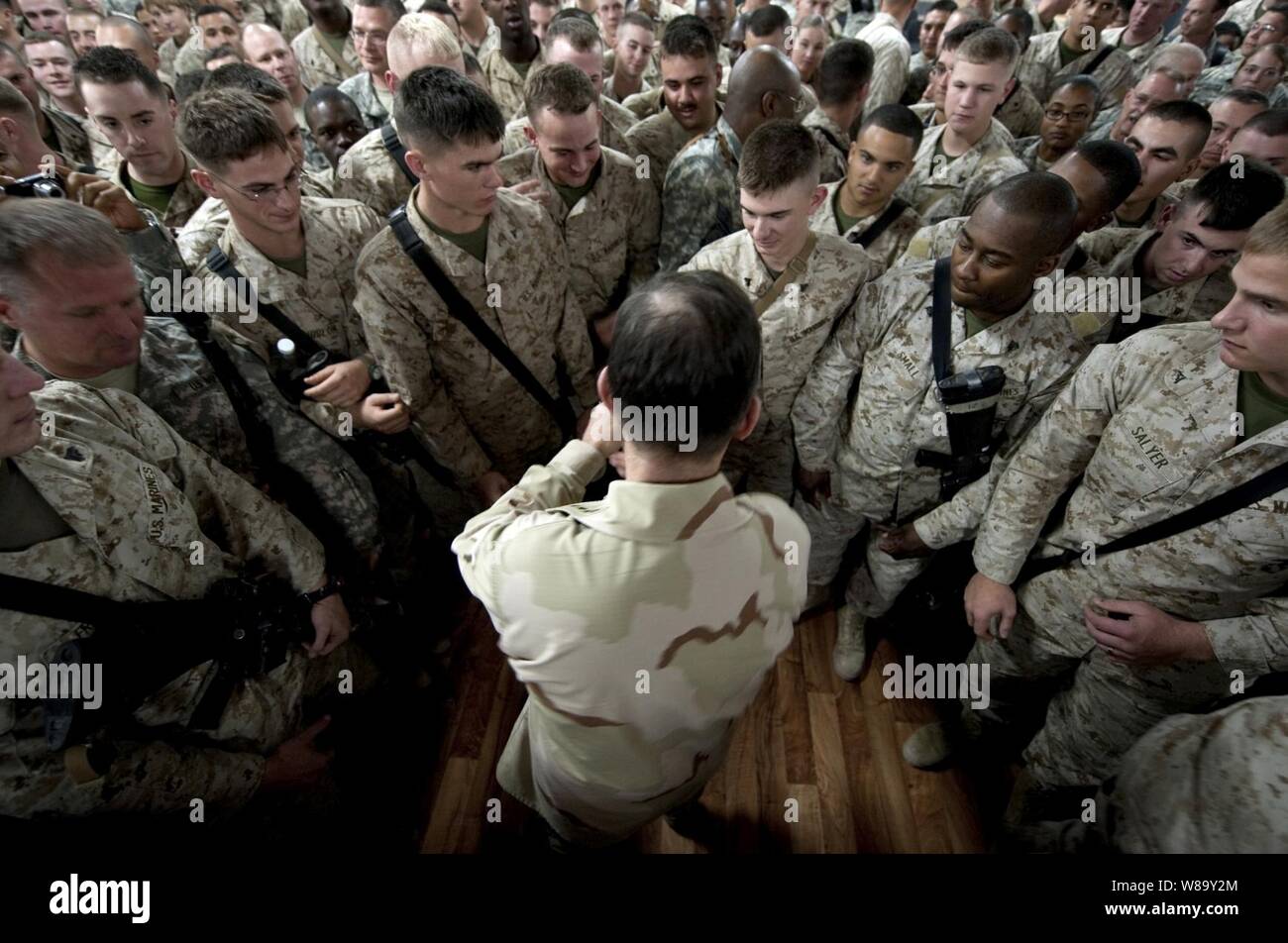 Presidente del Comune di capi di Stato Maggiore Adm. Mike Mullen, U.S. Navy, mani di monete per i membri del servizio di stanza a Al-Asad Air Base, Iraq a Dic. 19, 2009. Mullen e sua moglie Deborah ospitano OSU holiday truppa visita con la stella del tennis Anna Kournikowa, comico Dave Attell, istruttore di tennis Nicholas Bollettiere e musicista Billy Ray Cyrus visitando le truppe in Afghanistan, in Iraq e in Germania. Foto Stock