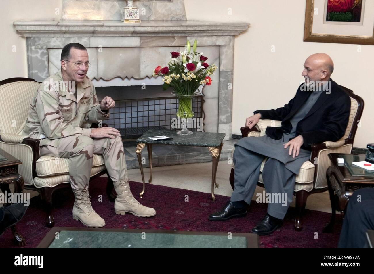 Presidente del Comune di capi di Stato Maggiore Adm. Mike Mullen, U.S. Navy, visite con il Presidente afgano Hamid Karzai a Kabul, Afghanistan il 14 dicembre, 2009. Mullen e sua moglie Deborah ospitano il 2009 OSU Holiday truppa visita con la stella del tennis Anna Kournikowa, comico Dave Attell, istruttore di tennis Nicholas Bollettiere e musicista Billy Ray Cyrus visitando le truppe in Afghanistan, in Iraq e in Germania. Foto Stock