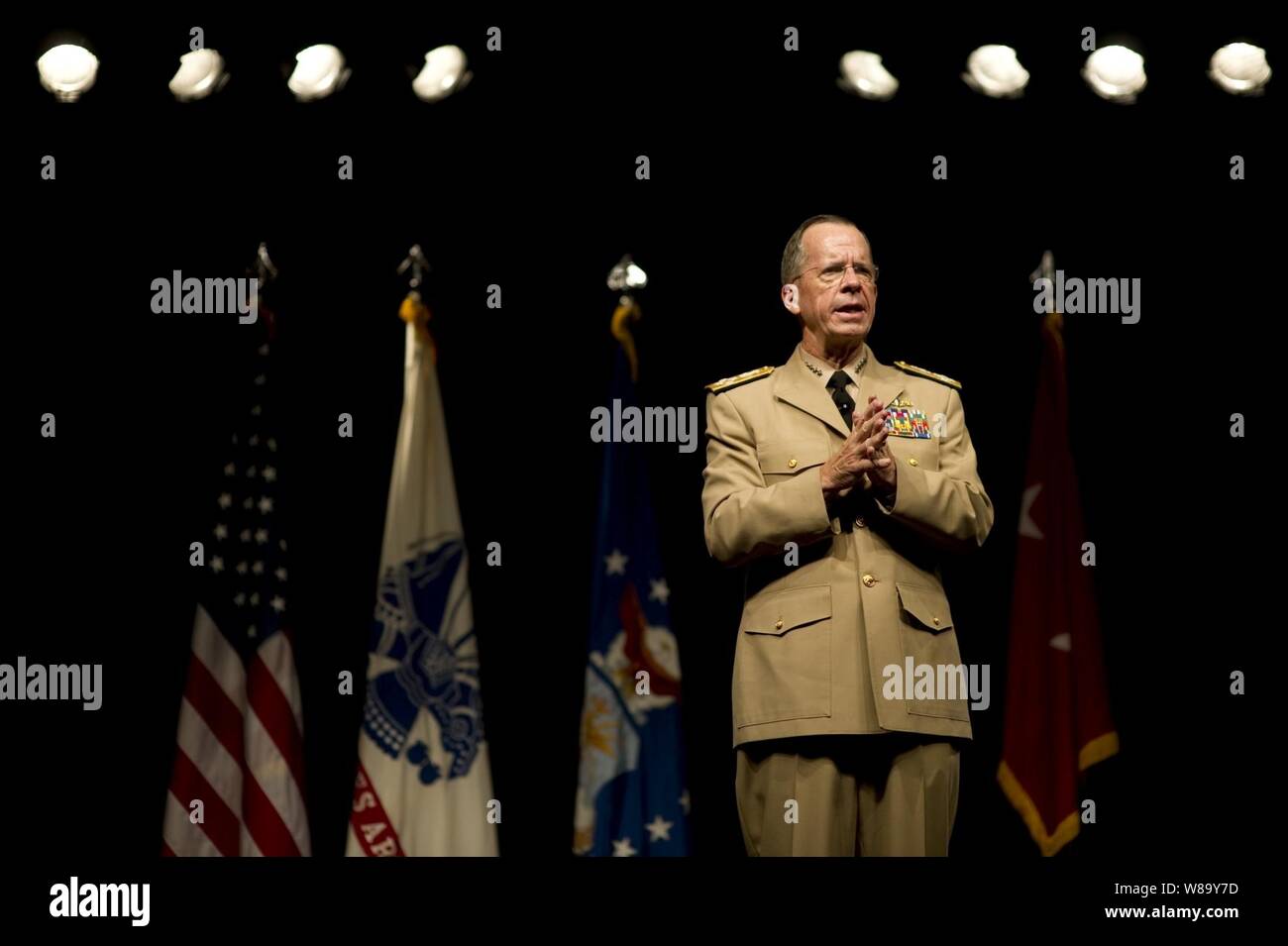 Presidente del Comune di capi di Stato Maggiore Adm. Mike Mullen, U.S. Navy, indirizzi pubblico alla Guardia Nazionale Bureau Workshop per la famiglia e la gioventù Simposio di New Orleans, in Louisiana, il 2 agosto 2010. Foto Stock