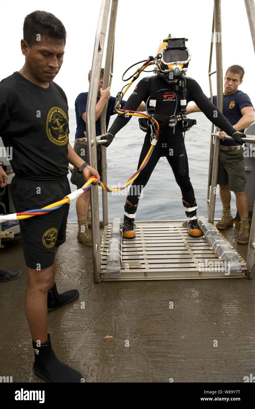 Stati Uniti Navy Petty Officer di 2a classe di Matthew Wilson, assegnato a Mobile Diving e unità di soccorso 2, attende di essere abbassata al di sopra del lato della USNS afferrare (T-ARS 51) su una piattaforma di staging durante un salvataggio esercizio di recupero con la marina militare messicano i subacquei di Veracruz, Messico, il 22 luglio 2010. Diving Mobile e unità di soccorso 2 partecipa a Navy Diver-Southern stazione di partenariato, una partnership con una multinazionale di accoppiamento atti ad accrescere l'interoperabilità e partner la capacità della nazione attraverso operazioni di immersione. Foto Stock