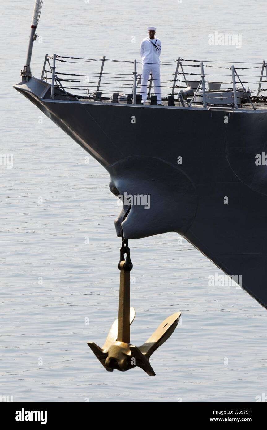 Un U.S. Navy sailor mans le rotaie del missile destroyer USS Kidd (DDG 100) Come si arriva a Seattle per partecipare all'61st annuale Seafair Seattle su Agosto 3, 2010. Foto Stock