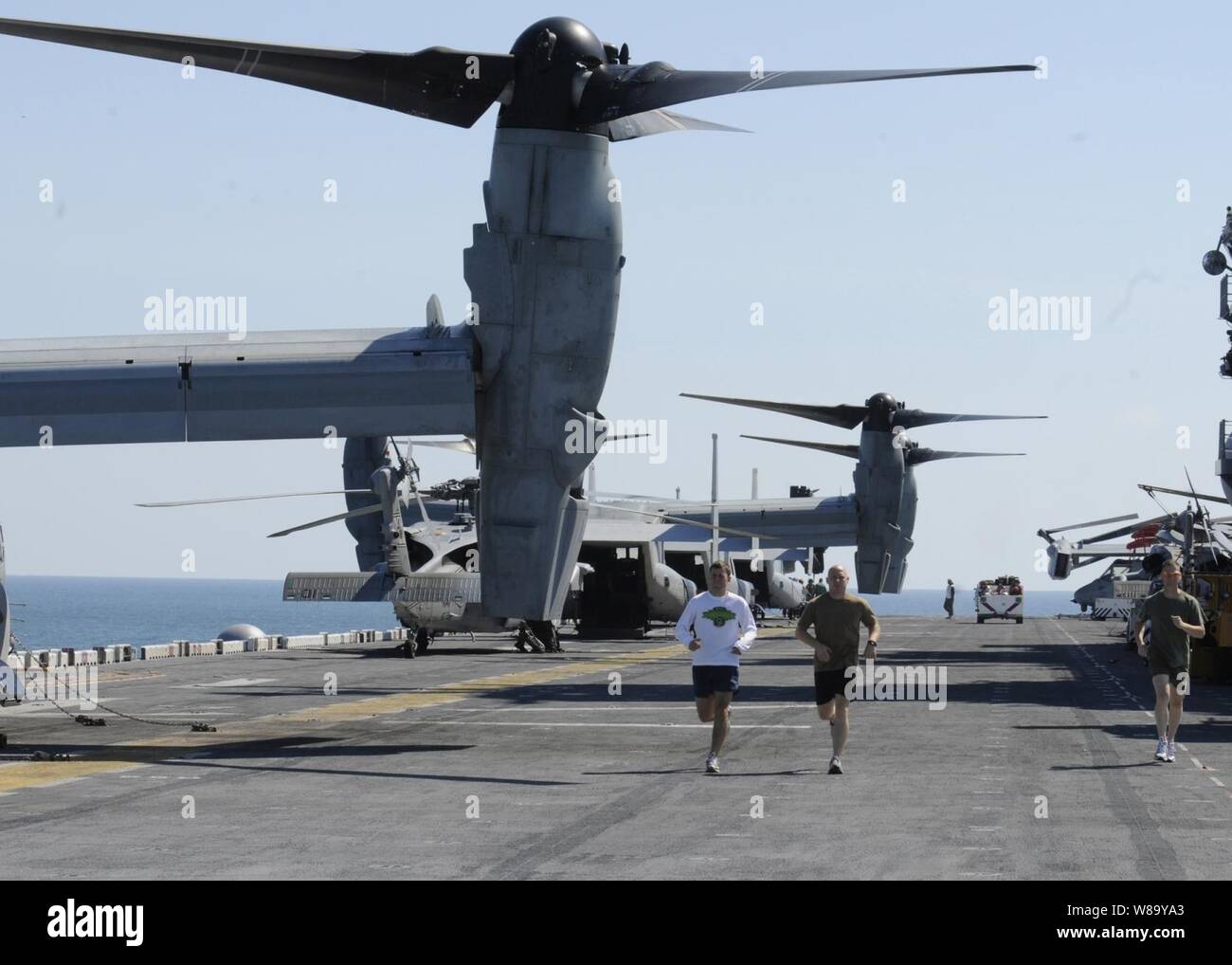 Stati Uniti Marines eseguire sul ponte di volo a bordo di un assalto anfibio nave USS Kearsarge (LHD 3) Il 29 agosto 2010. La Kearsarge è rotta in Pakistan per fornire sollievo alle inondazioni nelle regioni colpite del paese. Foto Stock