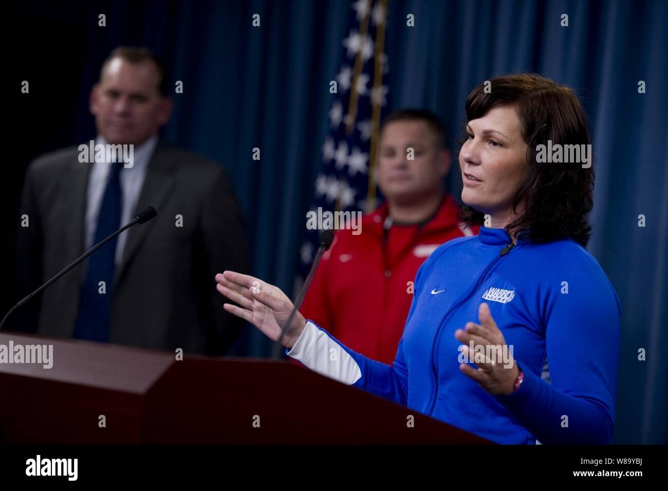 Ritirato U.S. Air Force Staff Sgt. Stacy Pearsall risolve il media annuncia la seconda edizione di giochi del guerriero che si terrà a Colorado Springs, Colo., nel maggio 2011 al Pentagono il 7 settembre 20, 2010. Pearsall, un cameraman di combattimento, è stato ferito in un attacco di IED in Iraq nel 2007, ha partecipato in pista e sul campo e di eventi di scatto durante la cerimonia inaugurale dei giochi dello scorso anno. Foto Stock