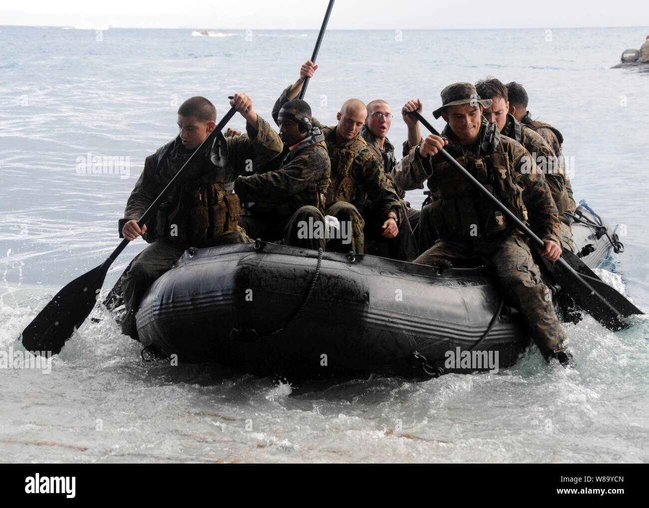 Stati Uniti Marines assegnato al trentunesimo Marine Expeditionary Unit e imbarcati a bordo della USS Essex (LHD 2) giro in una gomma di combattimento razzia craft dopo la partenza della nave durante le operazioni nel Mar Cinese Orientale il 7 settembre 9, 2010. L'Essex è parte dell'distribuita Essex anfibio gruppo pronto ed è di pattuglia nell'Oceano Pacifico occidentale. Foto Stock