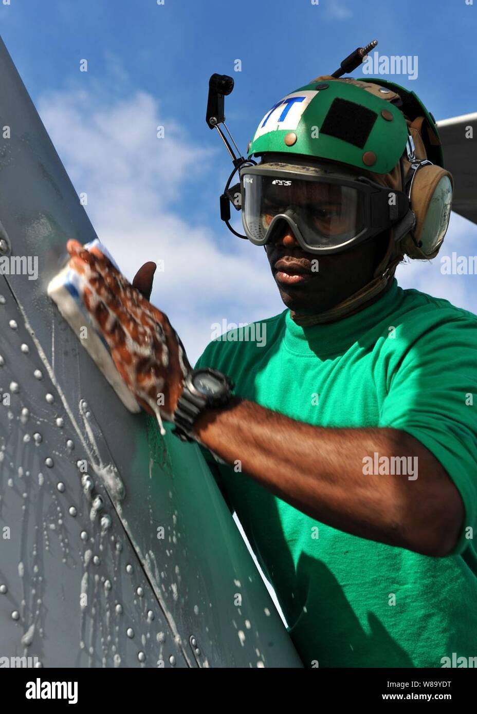 Stati Uniti Navy Petty Officer di seconda classe di Antonio Hart, assegnato all'elicottero sciopero marittimo ala 70, scrubs giù la coda di un MH-60R Seahawk elicottero a bordo del missile cruiser USS Gettysburg (CG 64) in corso nell'Oceano Atlantico su 24 Ottobre, 2010. Il Gettysburg, implementato con George H.W. Bush Carrier Strike gruppo, sta conducendo operazioni di formazione mentre in mare. Foto Stock