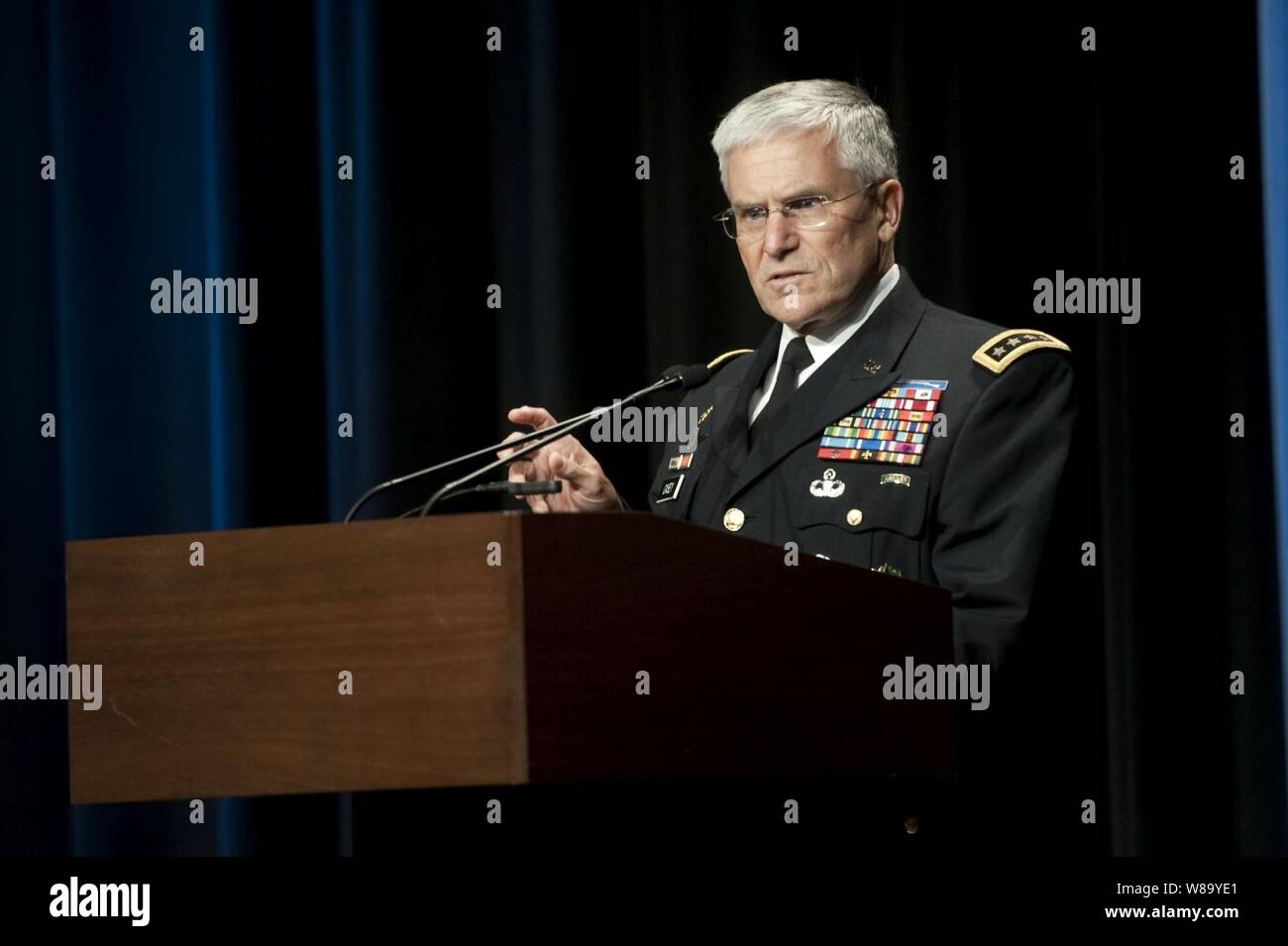 Gen. George Casey, Jr., capo del personale, U.S. Esercito introduce il documentario HBO 'Wartorn 1861-2010' al Pentagono su 28 Ottobre, 2010. Il film, prodotto da James Gandolfini, esplora la storia del proprio Disturbo Post-traumatico da stress e il suo impatto sul servizio soci, i veterani e le loro famiglie in tutta la storia americana dalla guerra civile Al giorno d'oggi i conflitti in Iraq e in Afghanistan. Foto Stock