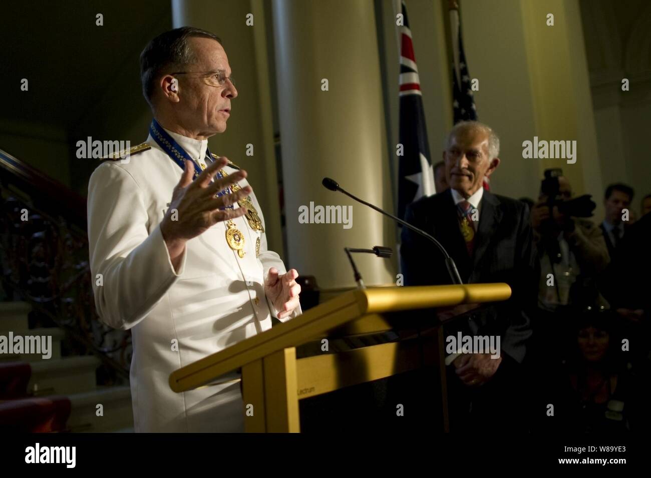 Presidente del Comune di capi di Stato Maggiore Adm. Mike Mullen grazie i membri del pubblico dopo essere stata presentata la ufficiale dell'ordine dell Australia a Melbourne, Australia, il nov. 7, 2010. Mullen è in visita in Australia che partecipano all'ANNUALE DEGLI STATI UNITI - Australia ministerials difesa con il Segretario della Difesa Robert M. Gates e il Segretario di Stato Hillary Rodham Clinton. Foto Stock