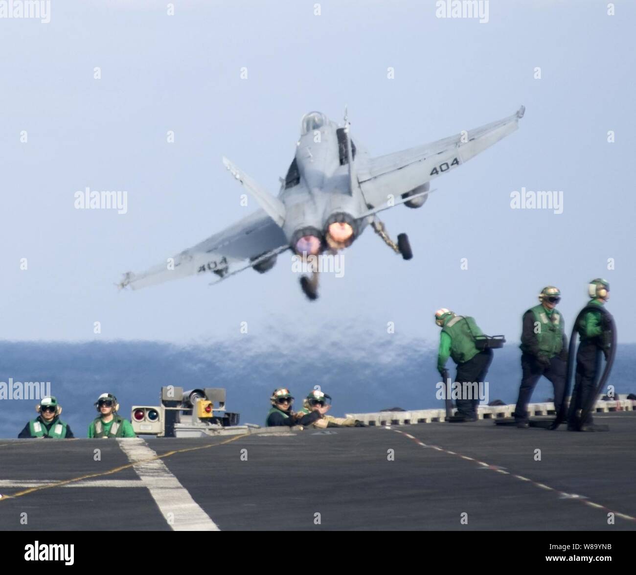 Un U.S. Navy F/A-18C Hornet assegnati a Strike Fighter Squadron 25 lancia dal ponte di volo della portaerei USS Carl Vinson (CVN 70) nell'Oceano Pacifico a Gennaio 8, 2011. La Carl Vinson e Carrier aria Wing 17 è andato sulla distribuzione per gli Stati Uniti Flotta di 7 aree di responsabilità. Foto Stock