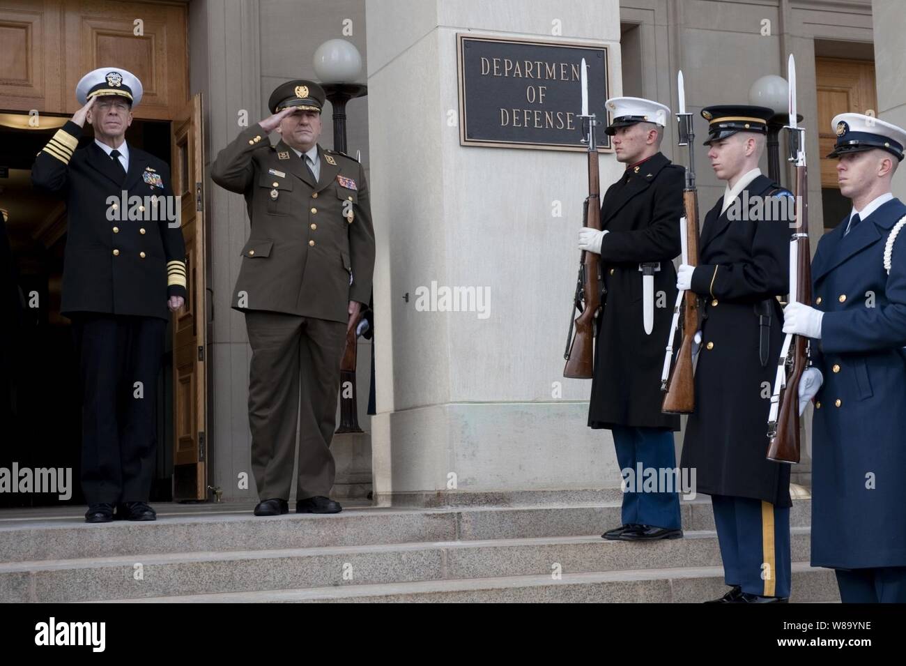 Presidente del Comune di capi di Stato Maggiore Adm. Mike Mullen, U.S. Navy, croato e il capo della difesa gen. Josip Lucic salutate la riproduzione dei loro inni nazionali durante una cerimonia di accoglienza Lucic al Pentagono a gennaio 10, 2011. Foto Stock