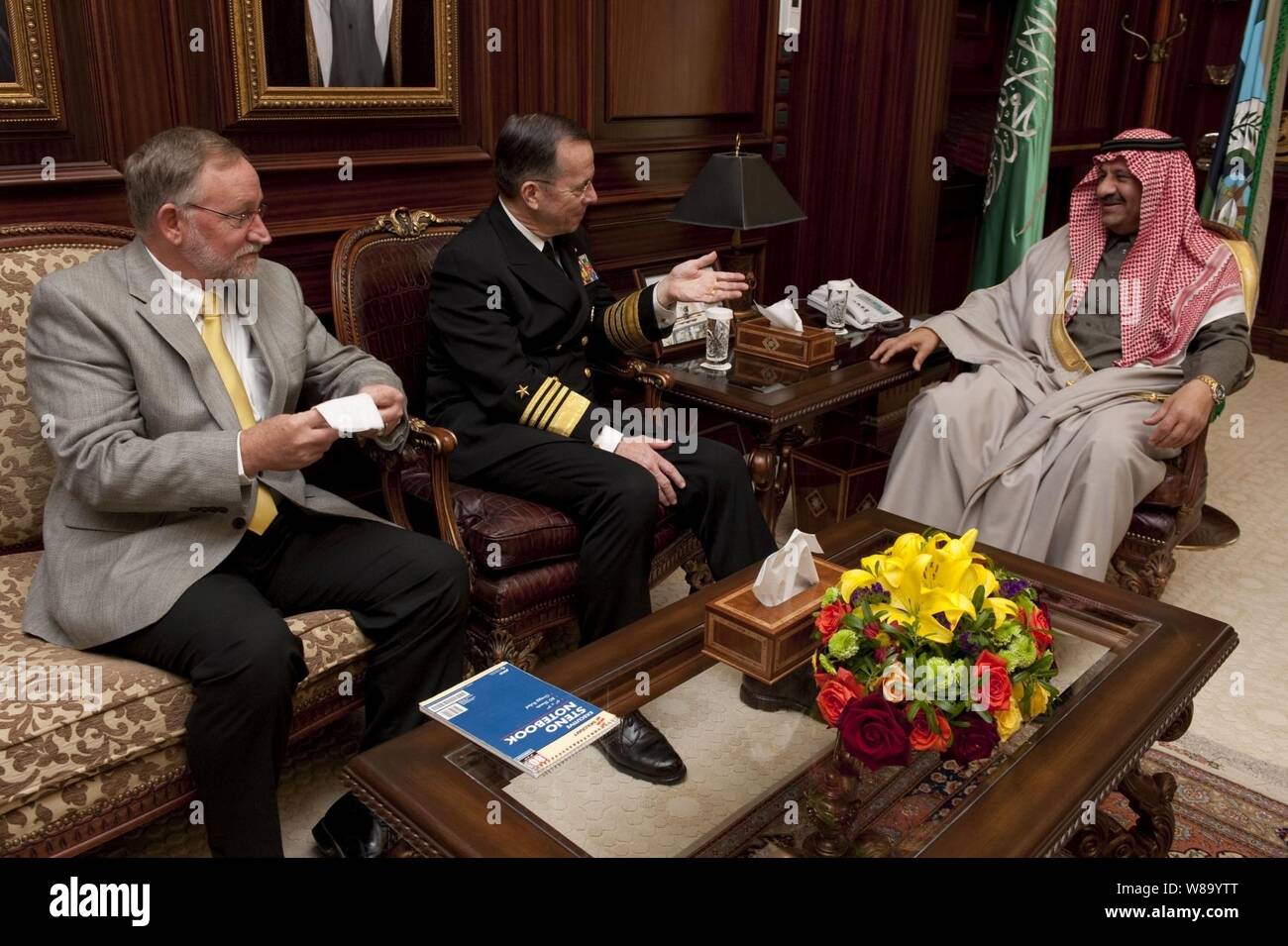 Stati Uniti Ambasciatore in Arabia Saudita James Smith e U.S. Navy Adm. Mike Mullen, presidente del Comune di capi del personale incontro con il Principe Khalid Bin Sultan, assistente del ministro della difesa e dell'aviazione dell'Arabia Saudita a Riyadh nel febbraio 21, 2011. Mullen è su una settimana di viaggio attraverso il Medio Oriente per rassicurare gli amici e alleati degli Stati Uniti di impegno per la stabilità regionale. ( Foto Stock