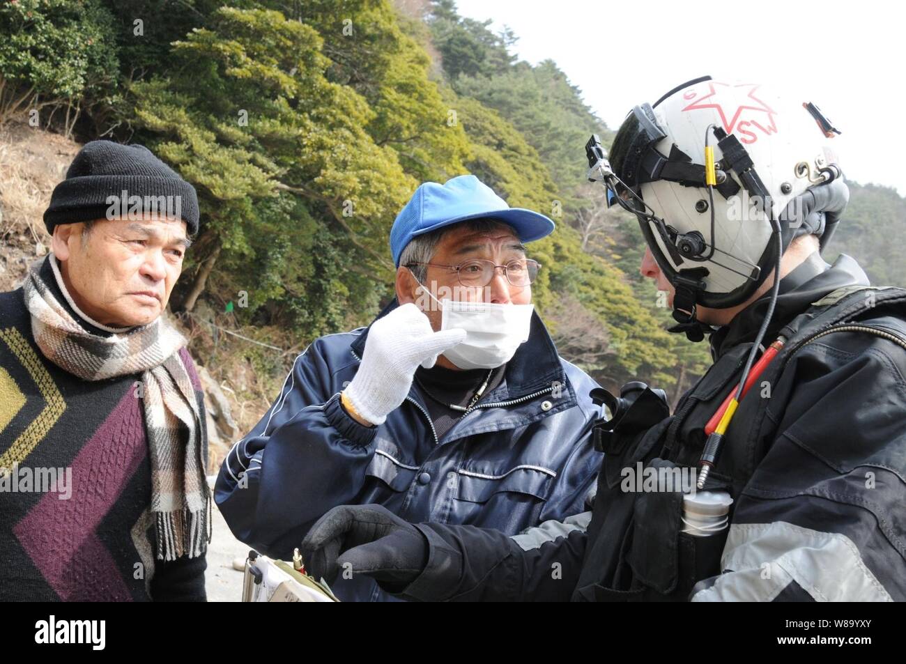 AYUKAWAHAMA, Giappone (20 marzo 2011) - Naval Air Crewman 2a classe Justin Dowd da Phoenix, parla con i cittadini giapponesi per identificare le aree colpite dal terremoto e dallo tsunami a sostegno sforzo umanitario. Avviato con Carrier aria Wing (CAW) 14, HS-4 è assegnato alla portaerei USS Ronald Reagan (CVN 76). Ronald Reagan sta funzionando fuori del litorale del Giappone per fornire aiuto in caso di catastrofe e di assistenza umanitaria in quanto diretto a sostegno dell'operazione Tomodachi. (U.S. Navy Foto Stock