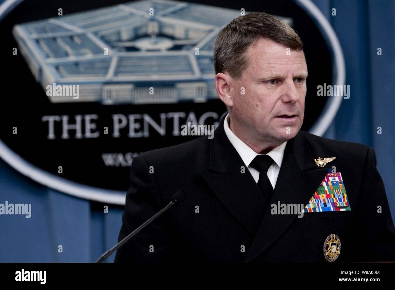 Stati Uniti Navy Vice Adm. Bill Gortney, direttore del giunto personale, aggiorna la media a un briefing sul funzionamento di Odyssey Dawn al Pentagono il 25 marzo 2011. (Dipartimento della Difesa Foto Stock