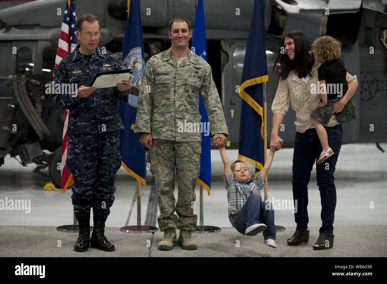 Presidente del Comune di capi di Stato Maggiore Adm. Mike Mullen, U.S. Navy, legge la citazione per la presentazione della Stella di Bronzo per Air Force Staff Sgt. Aser Woodhouse durante una visita alla Nellis Air Force Base, Nev., il 13 aprile 2011. Woodhouse e tre compagni pararescuemen assegnato alla 58th squadrone di soccorso sono state presentato il premio per eroismo in Afghanistan. Foto Stock