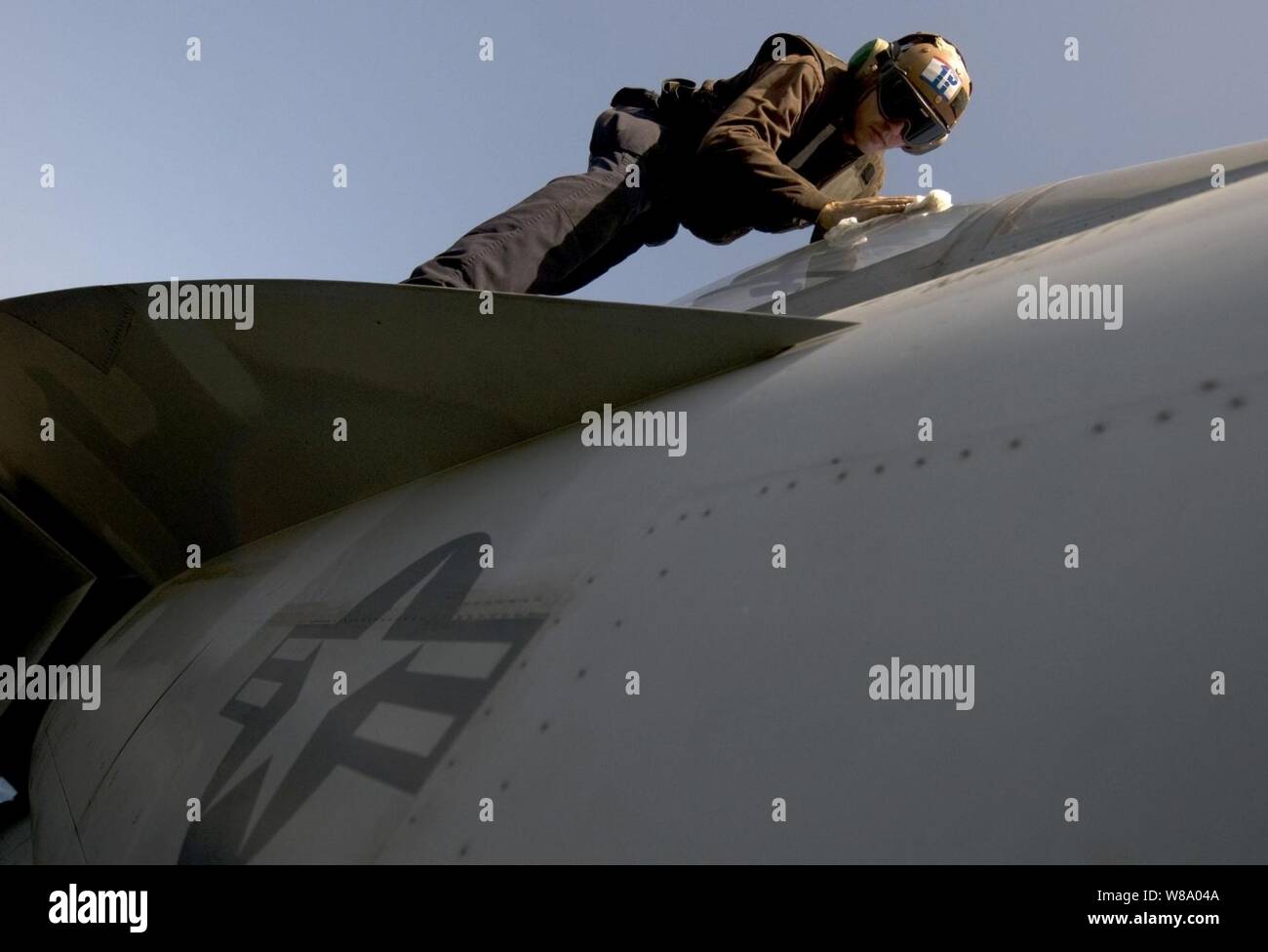 Stati Uniti Navy Seaman Bryan Domingue, assegnato a Strike Fighter Squadron 22, pulisce la tettoia su di un F/A-18F Super Hornet aeromobile a bordo della portaerei USS Carl Vinson (CVN 70) NEGLI STATI UNITI Quinta Flotta area di responsabilità il 23 aprile 2011. La Carl Vinson e Carrier aria Wing 17 sono state conducendo le operazioni di sicurezza marittima e di aria vicino le missioni di sostegno. Foto Stock