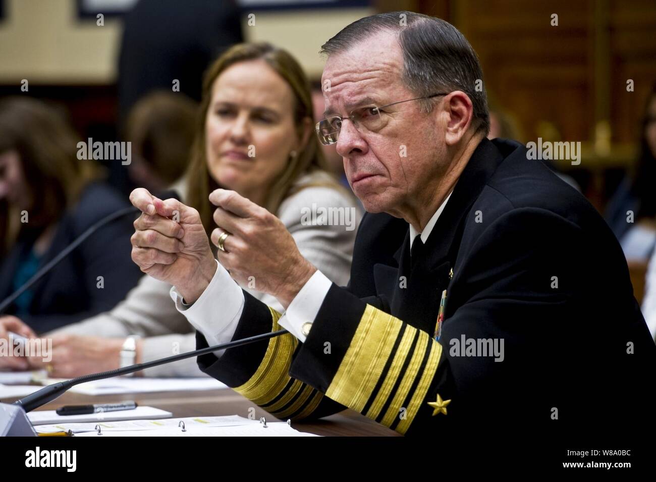 Presidente del Comune di capi di Stato Maggiore Adm. Mike Mullen e sotto il Segretario della Difesa per la politica Michele Flournoy testimoniano di Afghanistan e Pakistan in audizione presso la Casa Comitato delle Forze Armate a Washington D.C., il 23 giugno 2011. Foto Stock