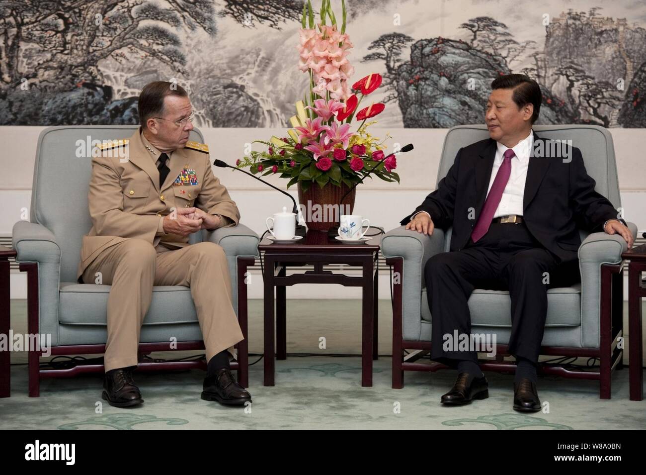 Presidente del Comune di capi di Stato Maggiore Adm. Mike Mullen parla cinese con il Vice Presidente Xi Jinping a Pechino il 11 luglio 2011. Mullen è su una tre giorni di viaggio per il paese incontro con le controparti e i leader cinesi. Foto Stock