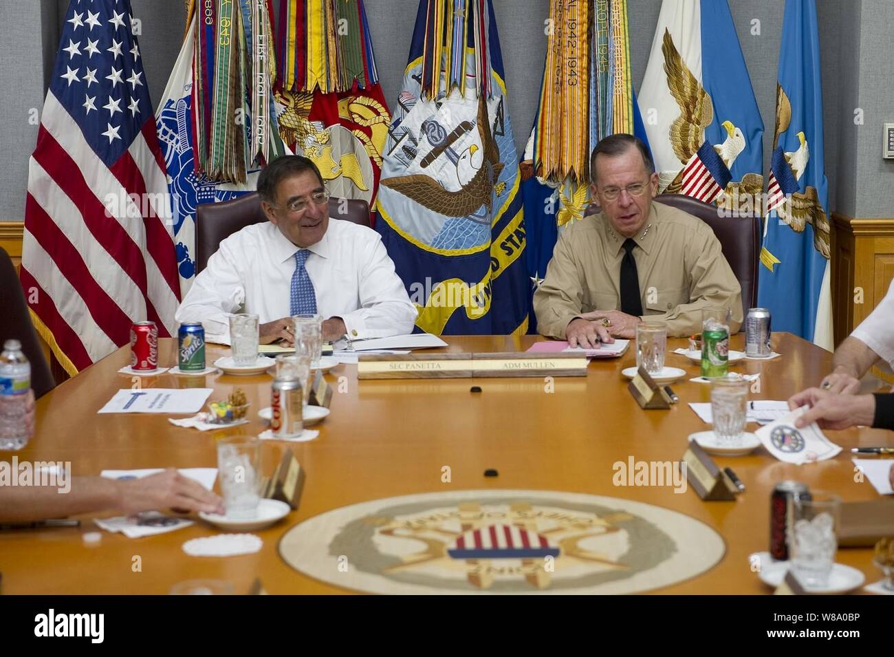 Presidente del Comune di capi di Stato Maggiore Adm. Mike Mullen parla con il nuovo Segretario della Difesa Leon Panetta E. durante la sua prima visita al serbatoio per soddisfare con il giunto capi del Pentagono il 1 luglio 2011. Foto Stock